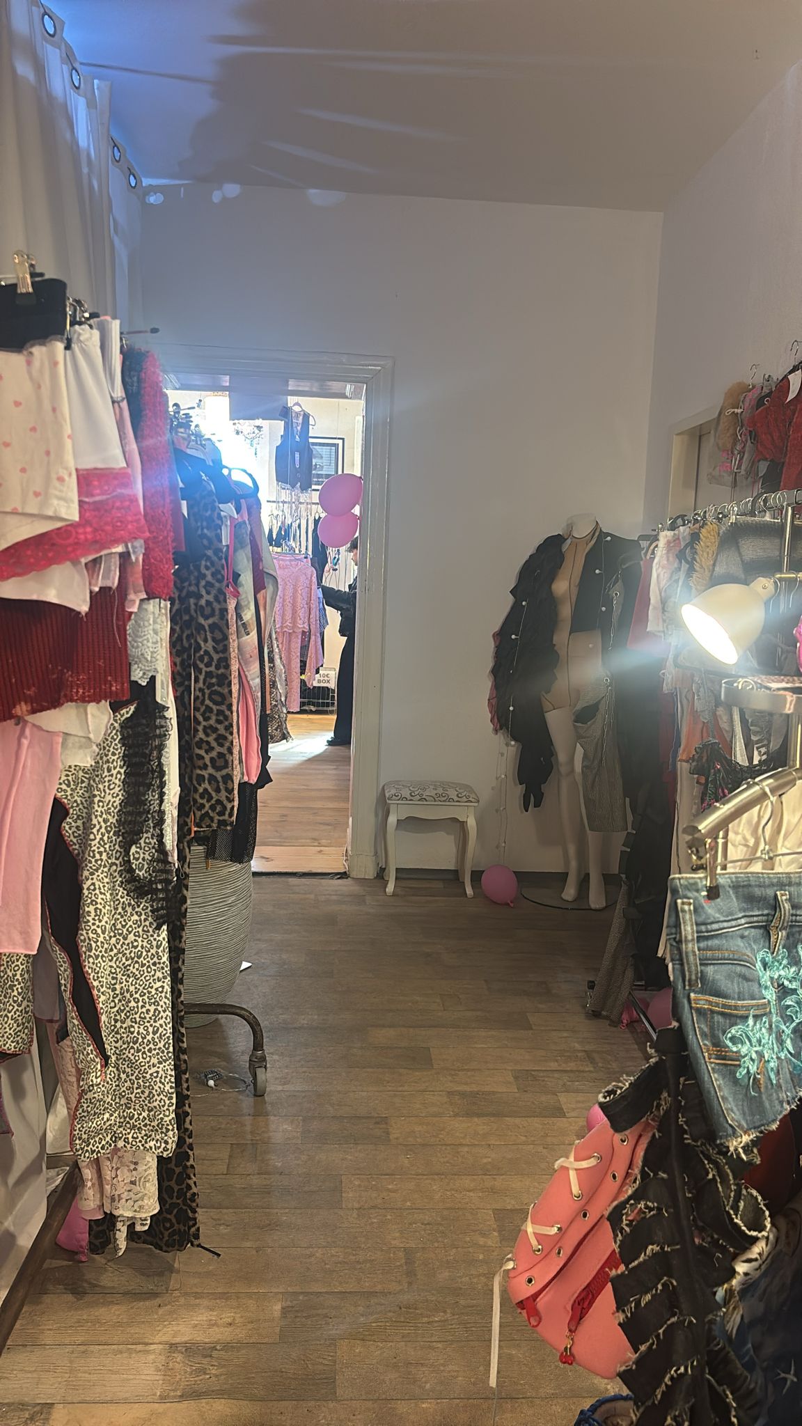 Ophelia Vintage pop up space racks