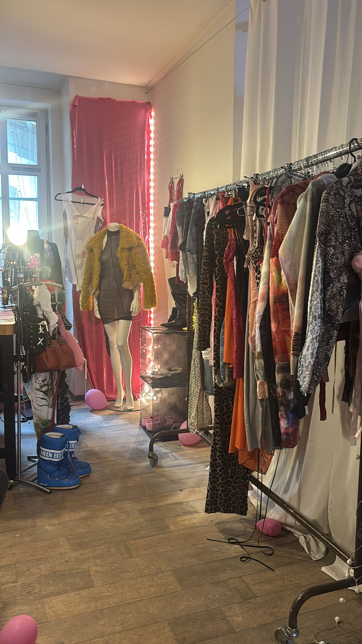 Ophelia Vintage pop up space styling